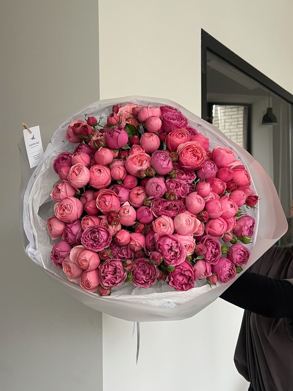 Букет моно из яркой пионовидной розы