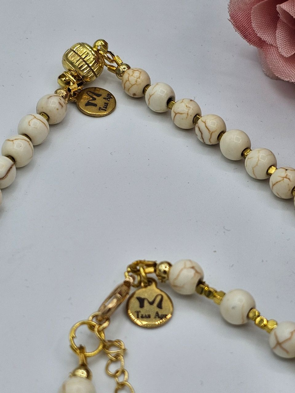 Комплект украшений авторский из натурального говлита, агата и хрусталя "Сахара". Колье и браслет