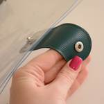 Обложка силиконовая (ПВХ) прозрачная с зеленым хлястиком из кожзама и черным кольцевым механизмом, формат А5-II