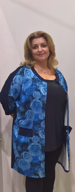 Длинный жакет в синем цвете с оригинальным рисунком