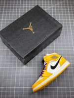 AIR JORDAN 1 MID SE LAKERS UNIVERSITY GOLD/BLACK-PALE IVORY-COURT PURPLE