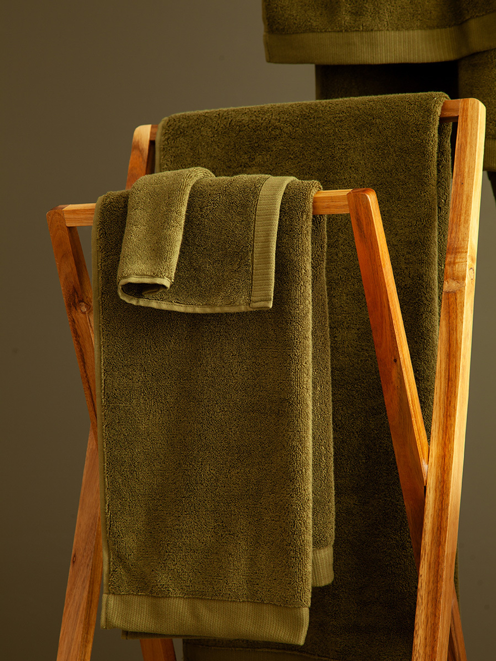 Полотенце для рук оливкового цвета из коллекции essential, 50х90 см