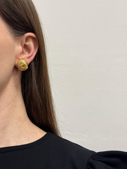 Клипсы Chanel с «жемчугом» и лого