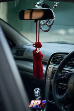 Подвеска в авто Fusa & Kintsuna (серебряный канат, красная кисть)