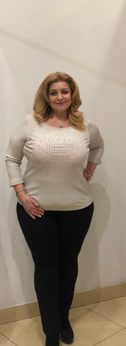 Шелковый светлый блузон с длинным рукавом и стразовым принтом