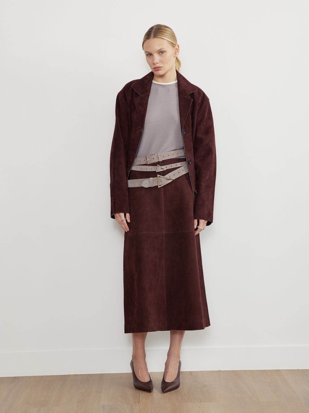 БАЗОВЫЙ ТОНКИЙ РЕМЕНЬ С ТРЕУГОЛЬНОЙ ПРЯЖКОЙ ЗАМША СЕРЫЙ