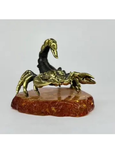 Бронзовая статуэтка на янтаре