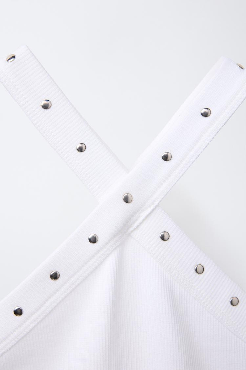 ZARA ТОП В РУБЧИК С ГОРЛОВИНОЙ ХАЛТЕР И ЗАКЛЕПКАМИ, БЕЛЫЙ