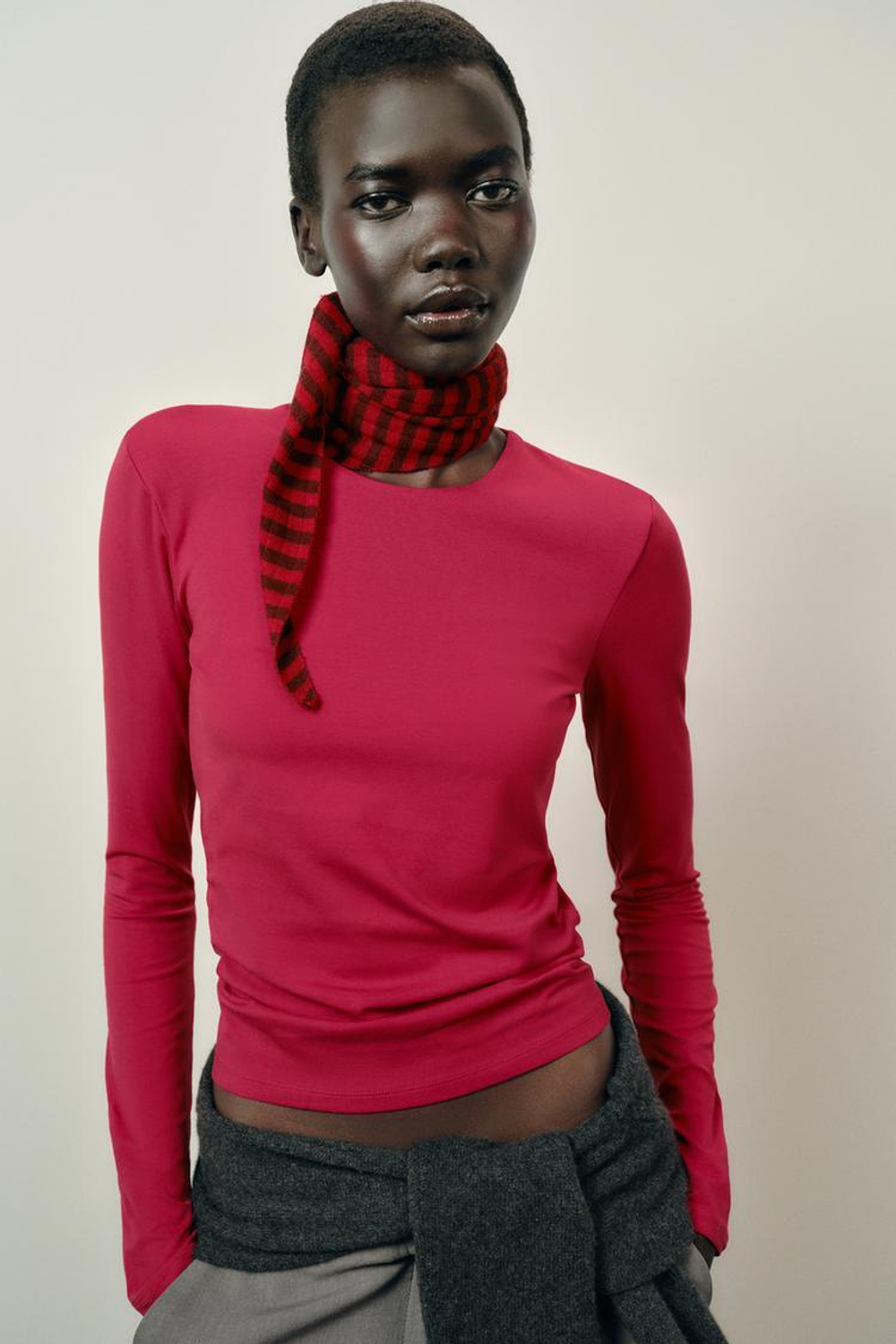 ZARA БАЗОВАЯ ХЛОПКОВАЯ ФУТБОЛКА, ЦВЕТ ФУКСИИ