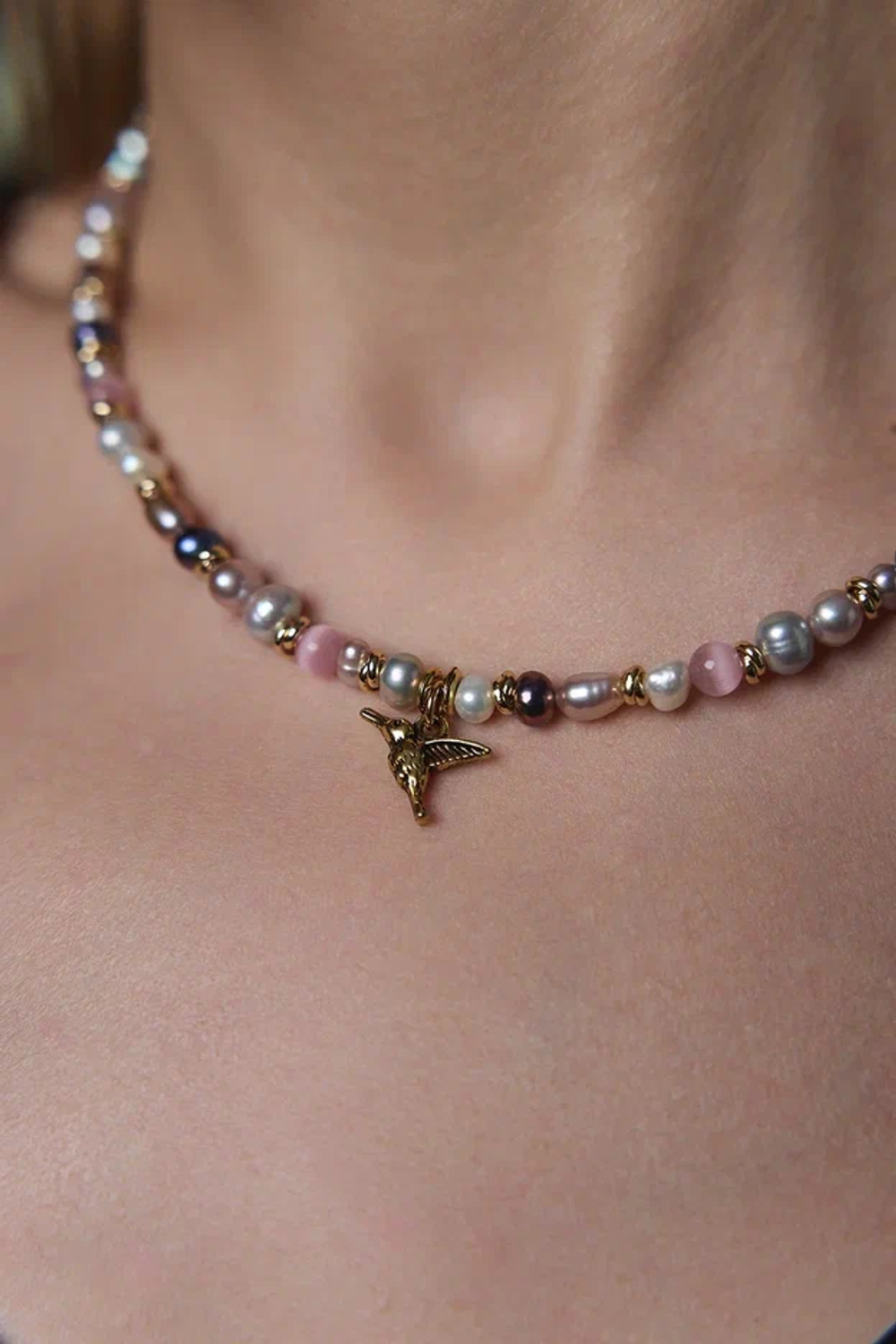 Колье из натурального жемчуга и кошачего глаза с подвесом колибри, оттенок золото