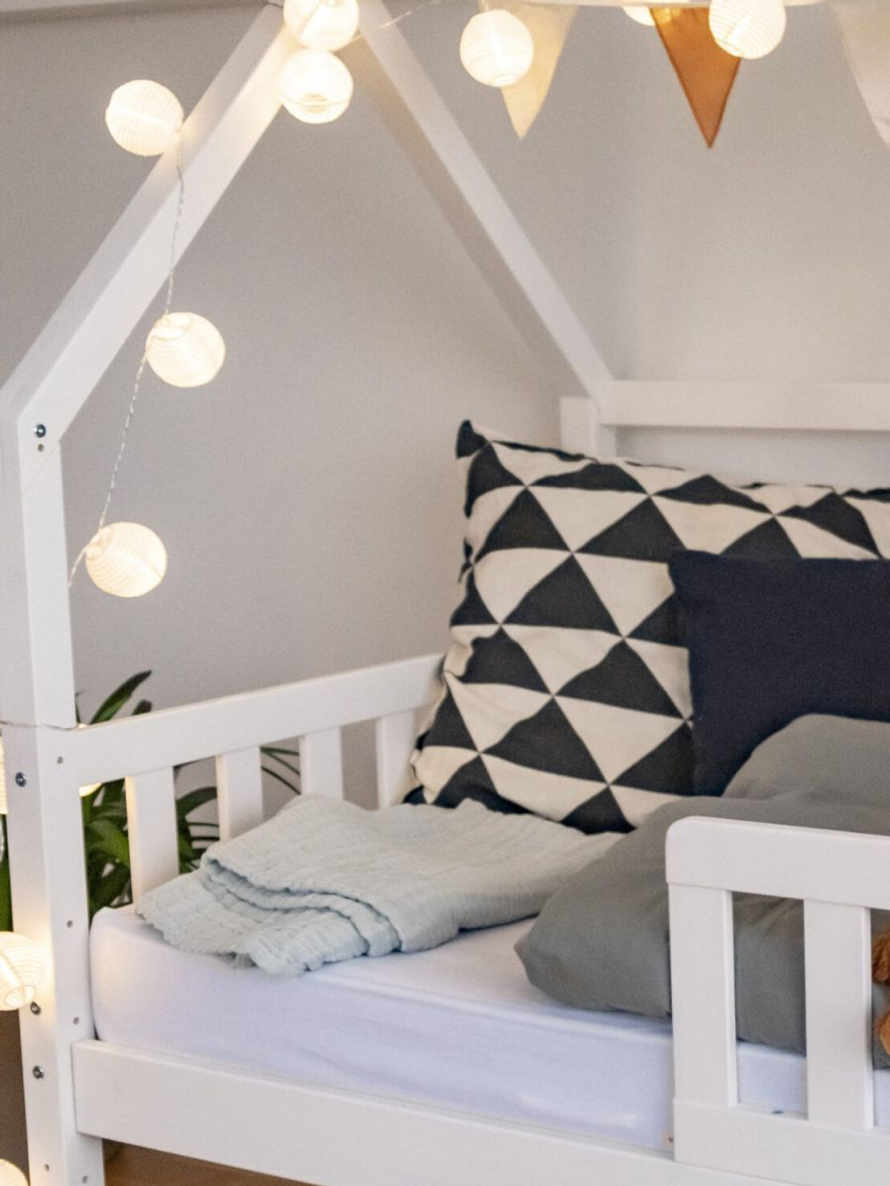 Кровать-домик односпальная 80х160х134 с настилом, белый воск