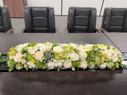 Композиция на стол переговоров