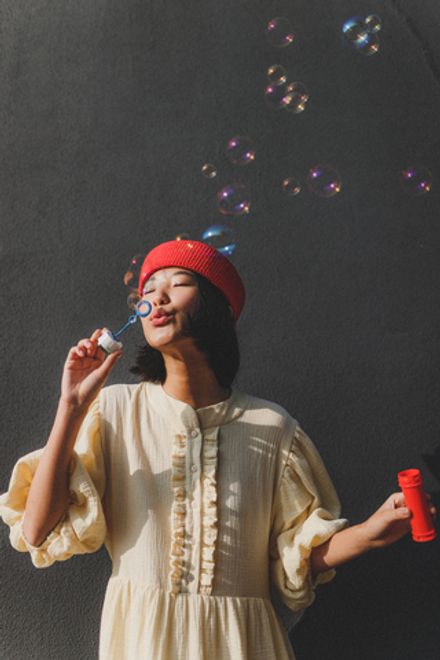 Платье с жабо и рукавами-фонариками, нежно-желтый муслин