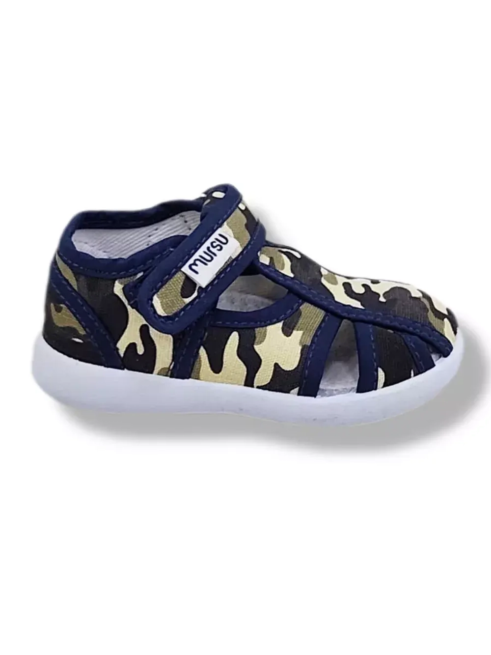 Сандалии для мальчика закрытые.