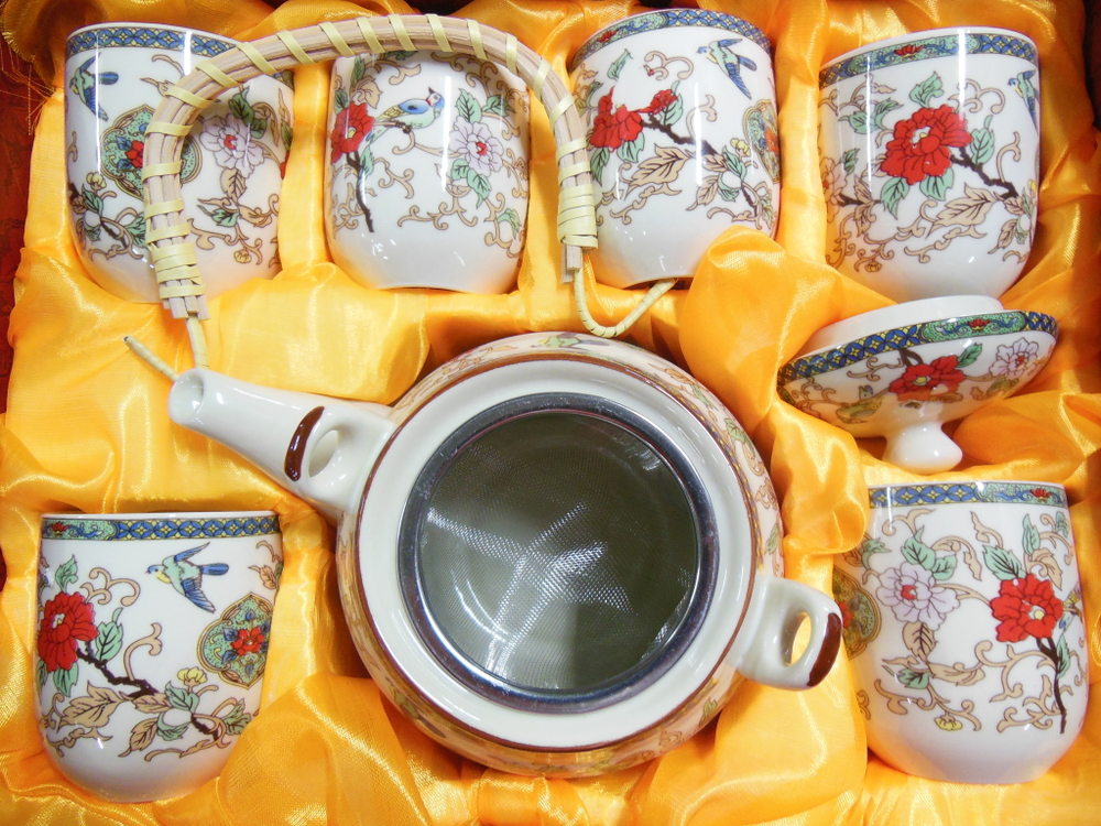 241004 Сервиз "Красный пион" чайник с ситечком 850мл, шесть пиал 150мл, подарочная коробка, фарфор