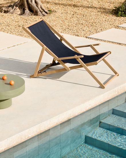 Складное кресло Vilara для улицы из акации и текстиля черного цвета La Forma Испания 