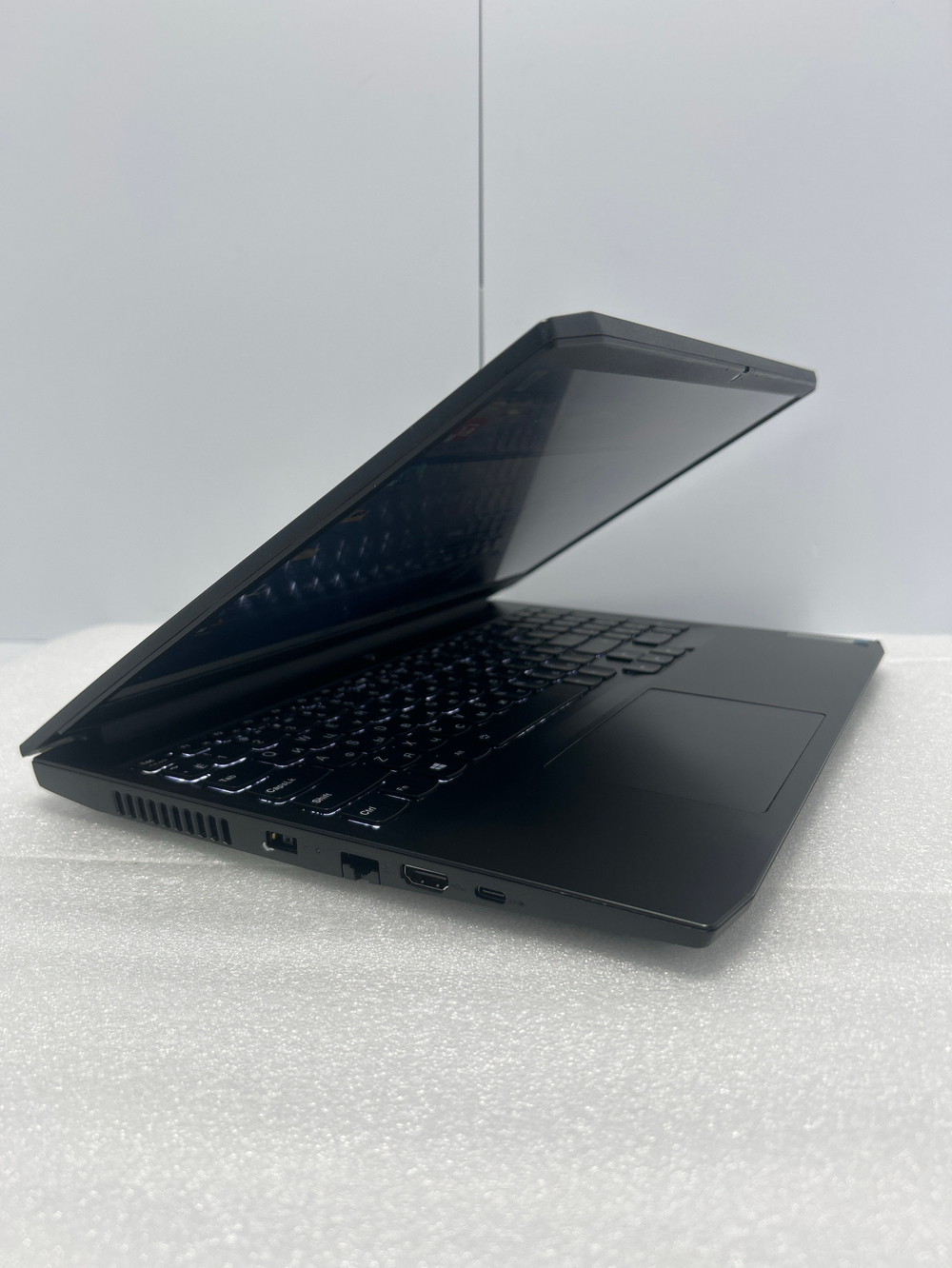 Ноутбук Lenovo IdeaPad Gaming 3 15ACH6 (82K201D1RK) 15.6"/AMD Ryzen 5 5600H/RAM 8GB/SSD 256GB/Nvidia RTX3050 4GB/1920*1080/IPS/DOS/Подсветка кл-ры: LED/Черный. Состояние: Уценка/царапины на матрице и корпусе