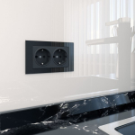 Розетка двойная с заземлением (черный матовый)