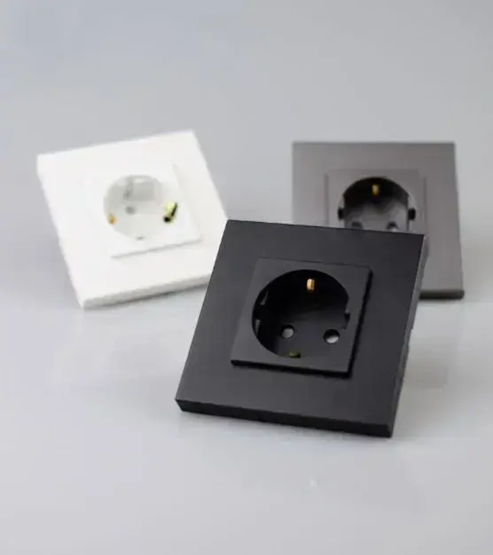 Розетки черные с заземлением и защитными шторками от детей, евророзетки