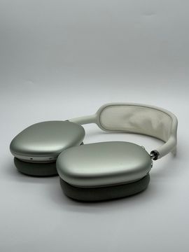 AirPods Max Green Lighting