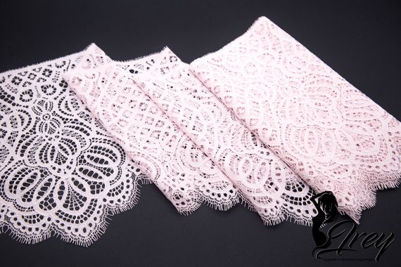 01-58 Кружево шантильи 25 см, пудра