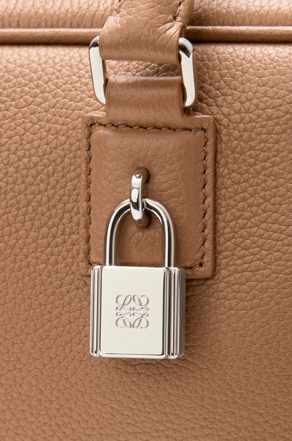 Loewe Сумка Amazona 23 из мягкой зернистой телячьей кожи, мокко