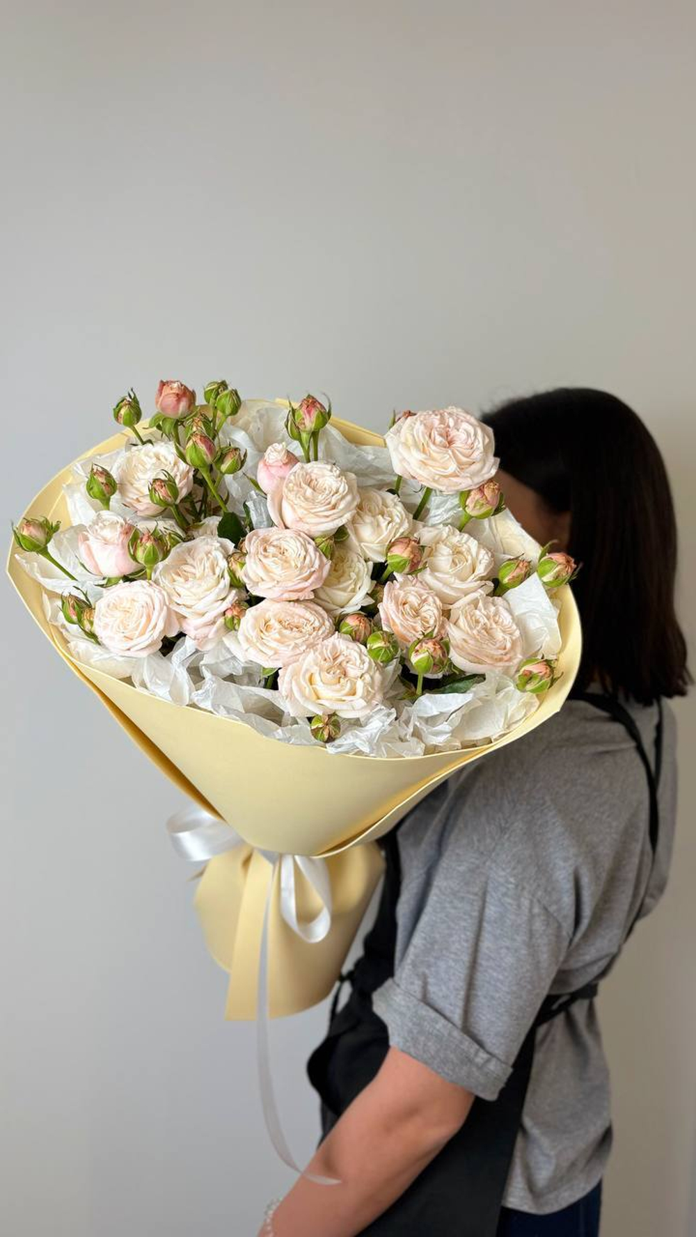 Нежный букет из кустовых роз