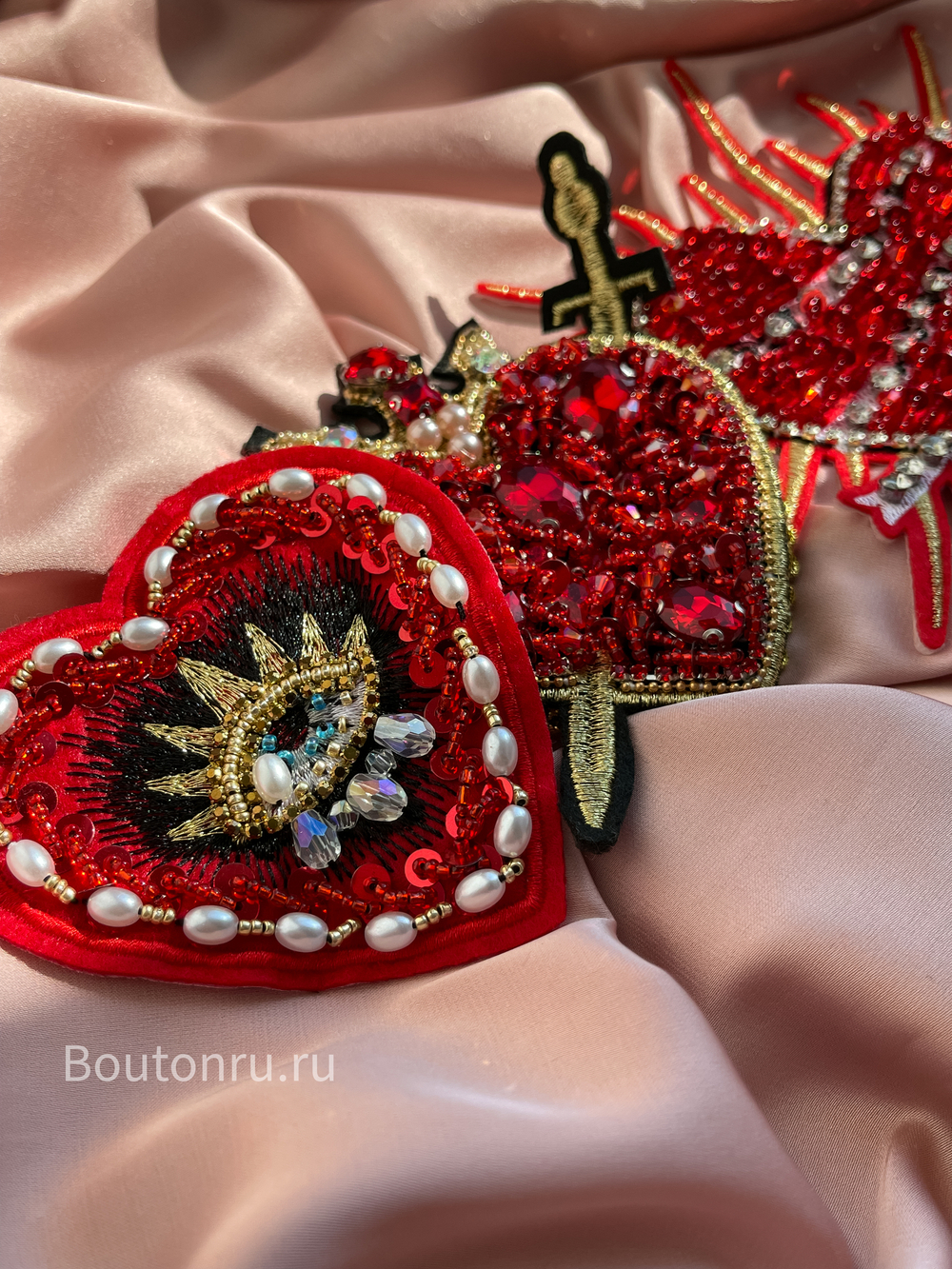 Нашивка сердце с глазом со стразами и пайетками 8х9