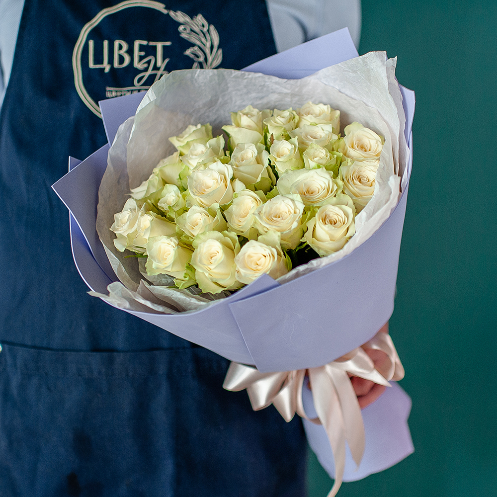 Нежный букет 25 белых роз в сиреневом оформлении