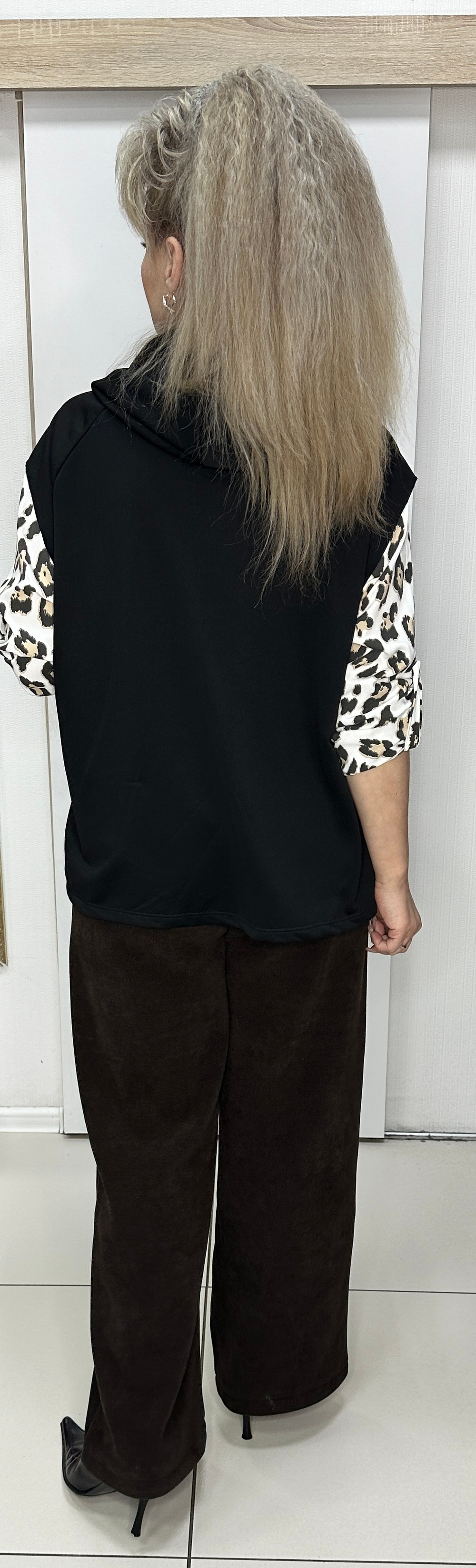 Комбинированная худи с капюшоном и кармашком "кенгуру"