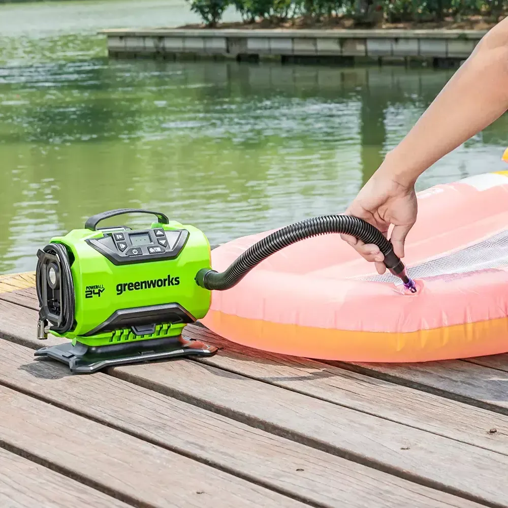 Компрессор автомобильный аккумуляторный Greenworks Арт. 3400807UA, 24V / 12V (от прикуривателя автомобиля), c АКБ 2Ач и ЗУ в сумке