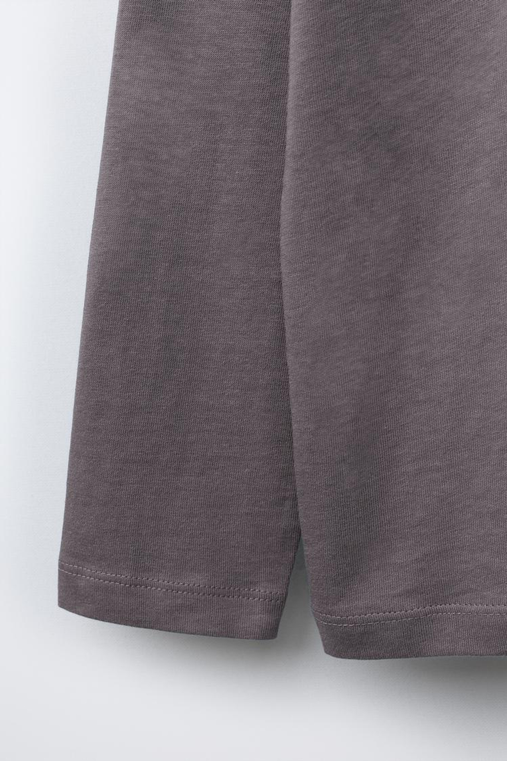 ZARA БАЗОВАЯ ФУТБОЛКА, ТЕМНАЯ МАЛЬВА