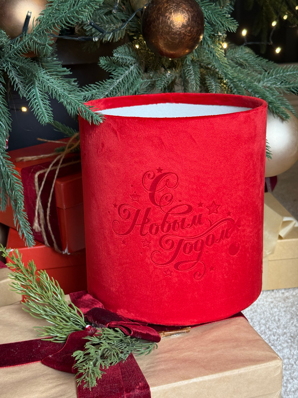 Шляпные коробки в натуральной бархатной ткани с принтом к Новому Году.