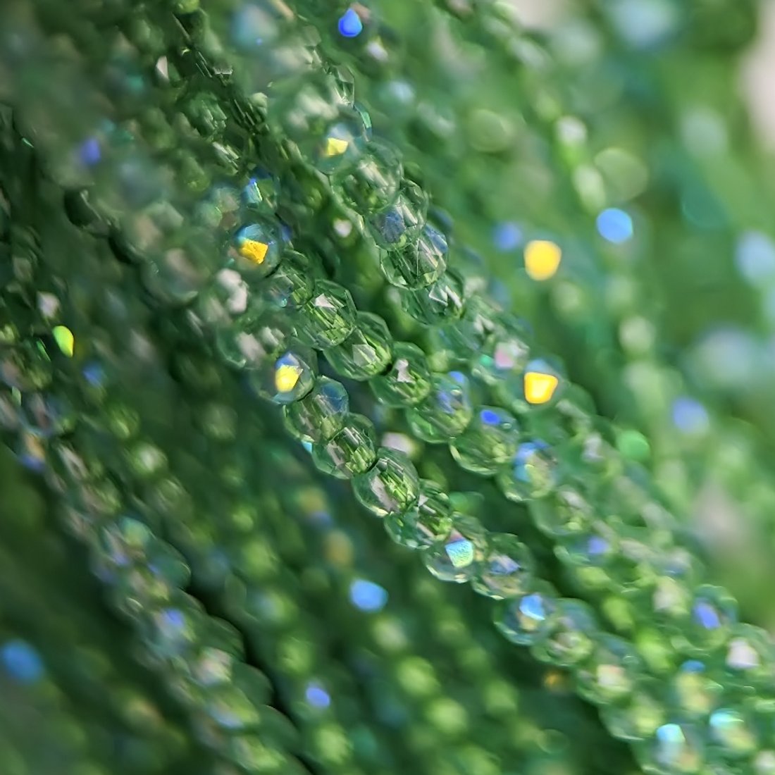 Шпинель синтетическая с эффектом иризации, оттенок "Яблоко", 2мм, шар, микроогранка