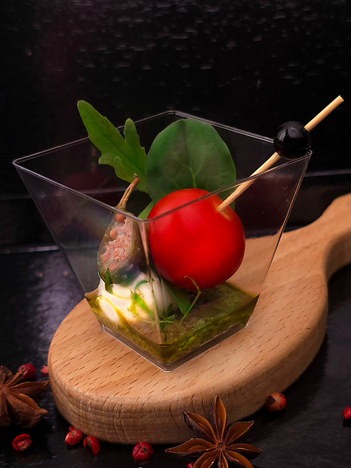 Канапе с сыром моцарелла, каперсом, черри и соусом песто