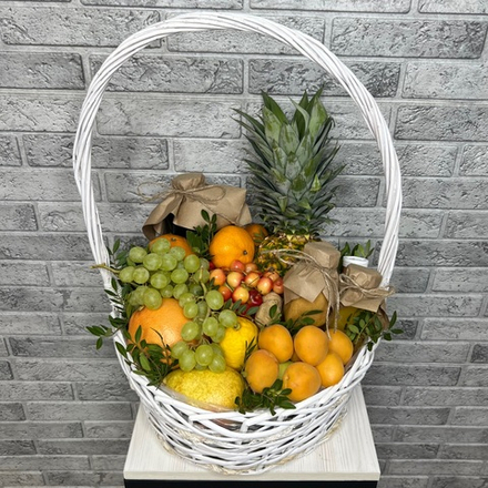 Корзина фруктов с ананасом и соками