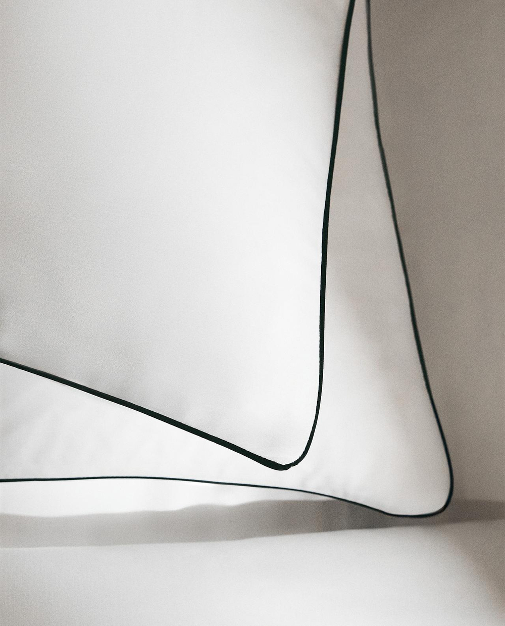 Zara Home - Атласная наволочка с подолом 80x80 см