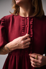 Платье с жабо и рукавами-фонариками из крапивы цвета бордо