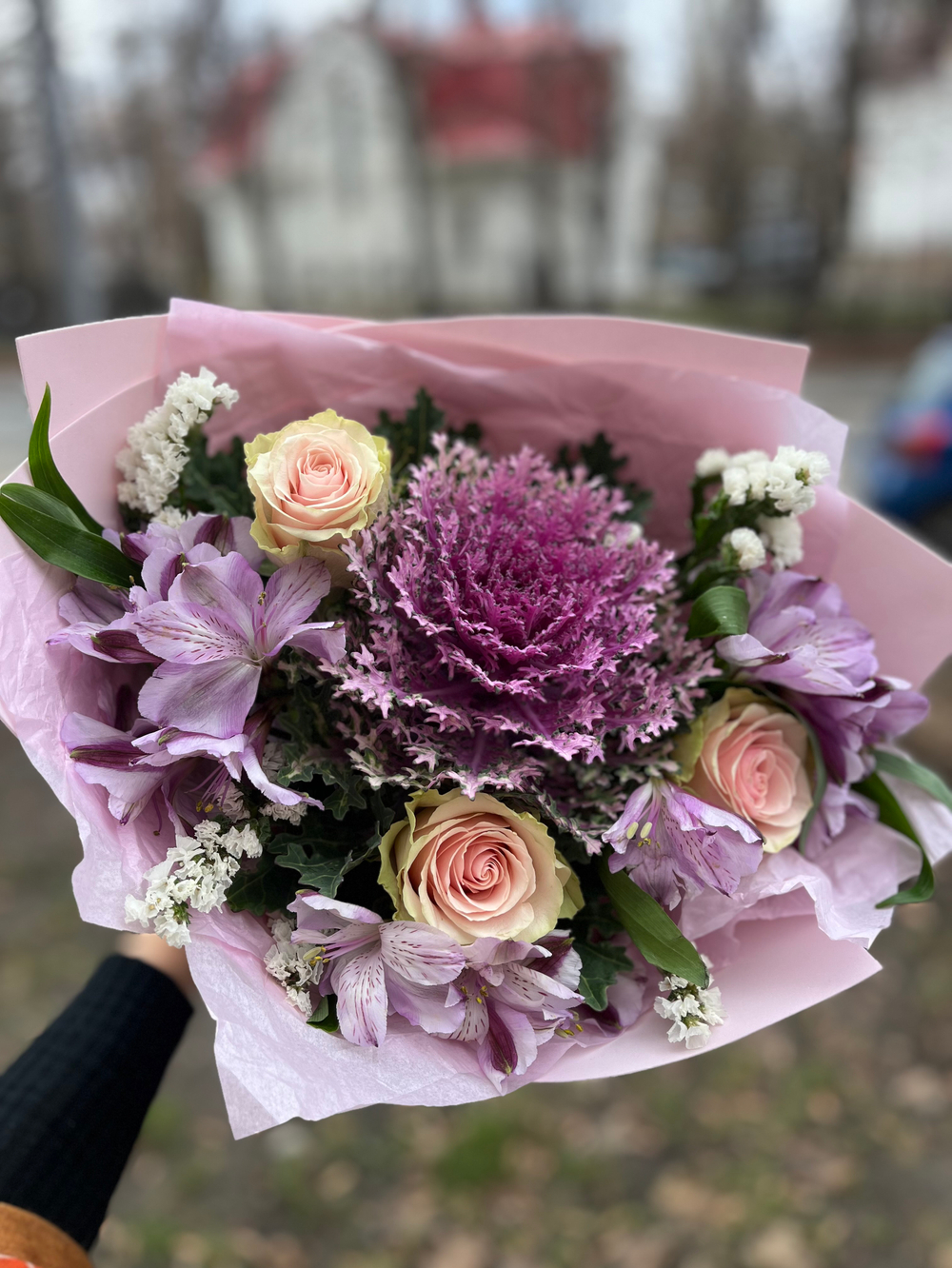 Букет с брассикой и розами