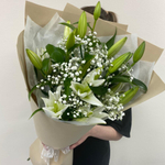 Букет из белых лилий и гипсофилы