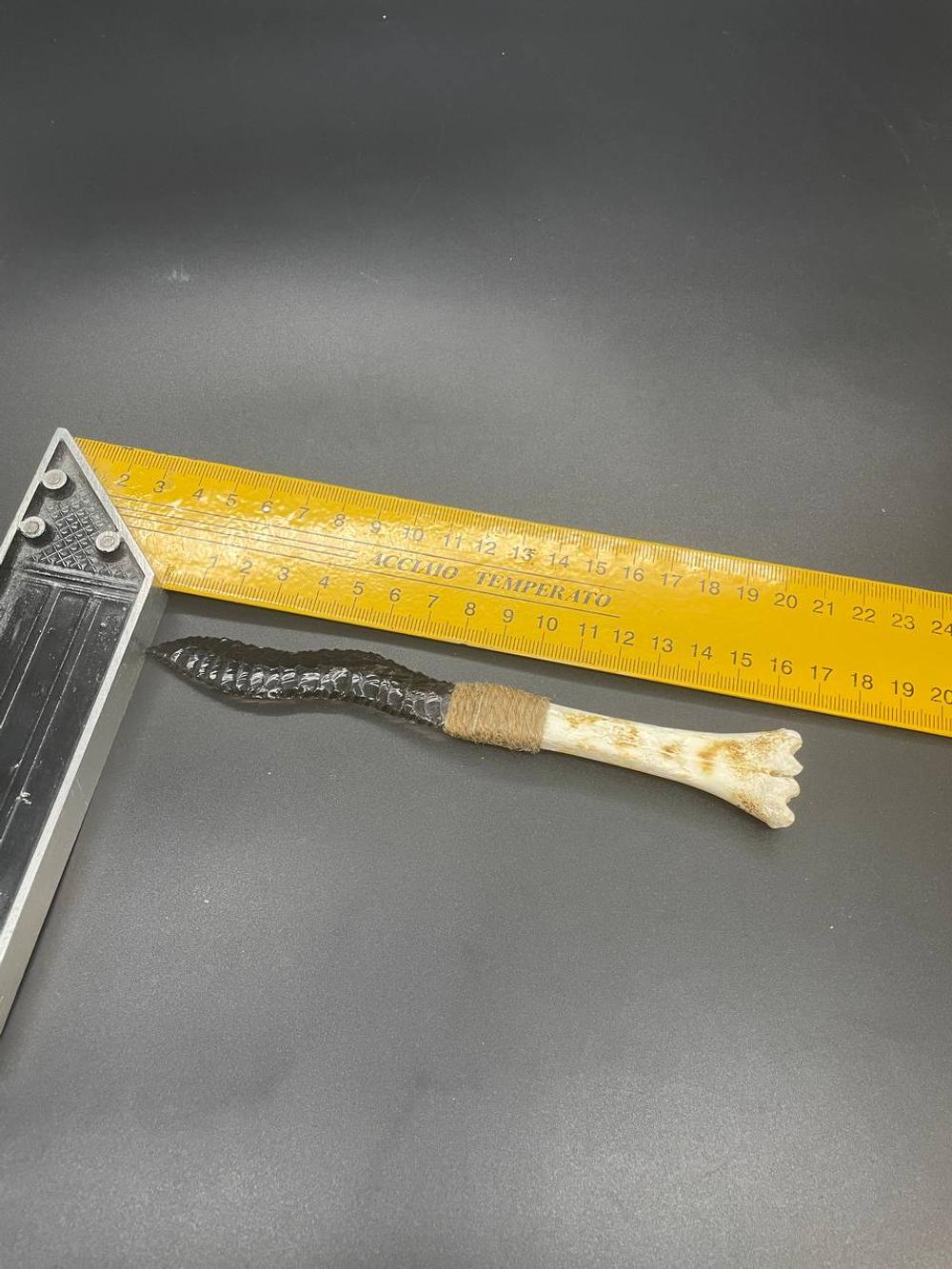 Обсидиановый клинок зигзаг с рукоятью из обожженной кости 17 см