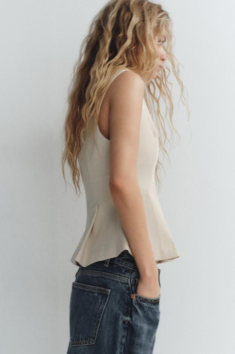 ZARA ТОП С БАСКОЙ И ЗАЩИПАМИ, СВЕТЛО-БЕЖЕВЫЙ