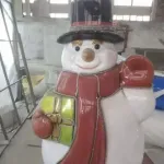 Уличная фигура "Снеговик с подарком"
