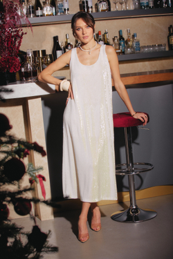 Платье в белом цвете с пайетками