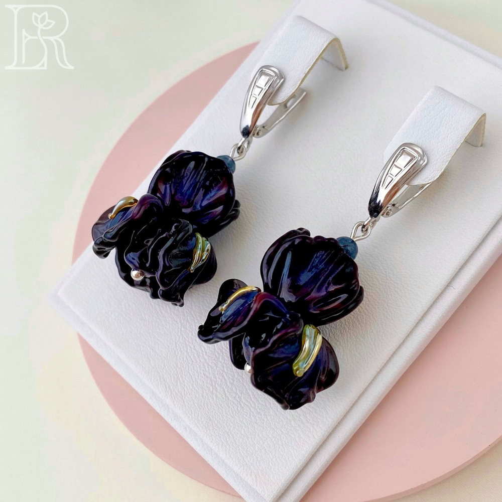 LEFIREL' Серьги серебряные женские "Ирисы" с цветами из муранского стекла / ювелирные украшения из родированного серебра 925