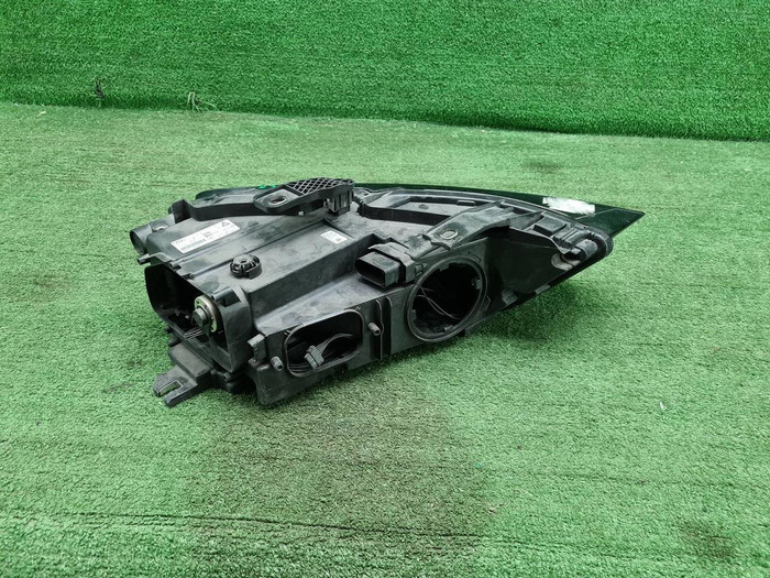 Фара левая Audi Q3 1 8U (2014-2018) ксенон