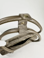 Женская сумка-багет из натуральной замши цвета тауп