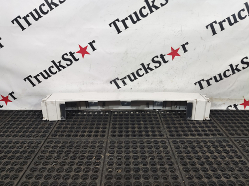 Накладка бампера верхняя средняя часть