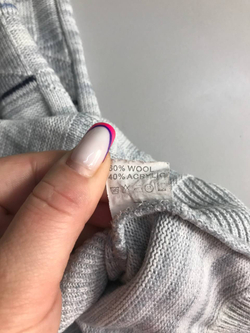 Джемпер светлого оттенка, визуально на 52 размер