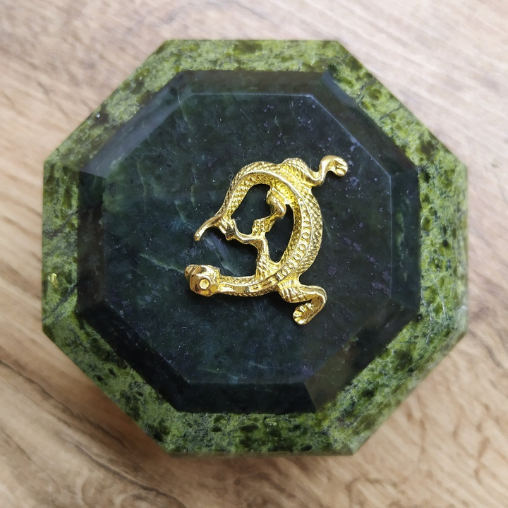 Шкатулка Восьмигранник с ящеркой, змеевик, 95x95x65 мм